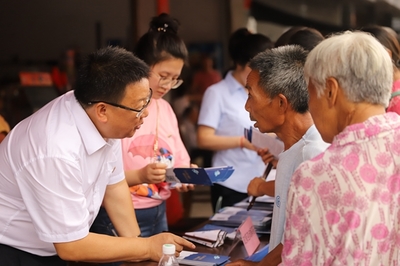 秀山縣社會保險事務中心開展“三進三送”社保政策宣傳活動，提供社會經濟咨詢服務